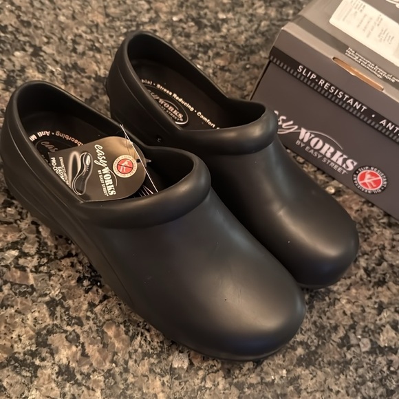 Easy works black Kris women’s slip resistant mules clogs NIB 11 - Picture 2 of 10